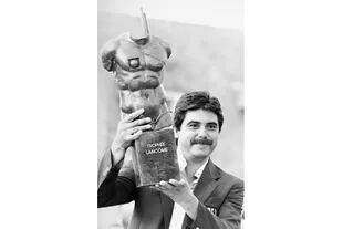 Romero con uno de sus títulos mas importantes, el Lancome después del Tour Europeo, en Saint-Nom-La-BretËche, en 1989.