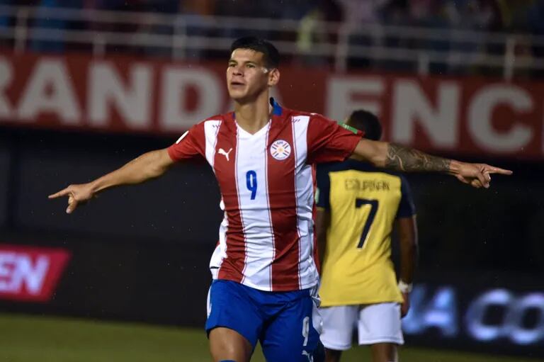 Robert Morales celebra el primer gol de Paraguay, dirigido por Guillermo Barros Schelotto.