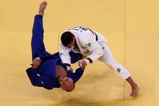 El búlgaro Ivaylo Ivanov (blanco) y el argentino Emmanuel Lucenti compiten en la ronda eliminatoria masculina de judo de -81 kg durante los Juegos Olímpicos de Tokio 2020 en el Nippon Budokan en Tokio el 27 de julio de 2021