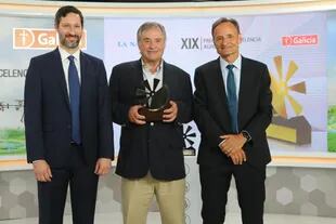 Ignacio Lartirigoyen, en el centro, recibió el premio de ORO, acompañado de Francisco Seghezzo, CEO de LA NACION, y Fabián Kon, CEO de Banco Galicia