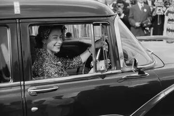 La reina Isabel II asiste a un partido de polo en Windsor, Reino Unido, el 4 de agosto de 1958