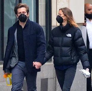 Jake Gyllenhaal y su novia, la modelo francesa Jeanne Cadieu, con quien está en pareja desde 2018, se dejaron ver de la mano paseando por las calles de Nueva York