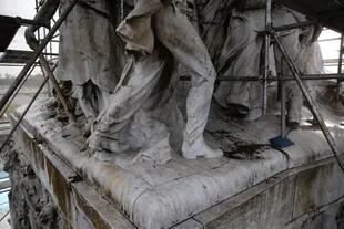 El imponente conjunto escultórico está situado en el cruce de las avenidas Sarmiento y Del Libertador