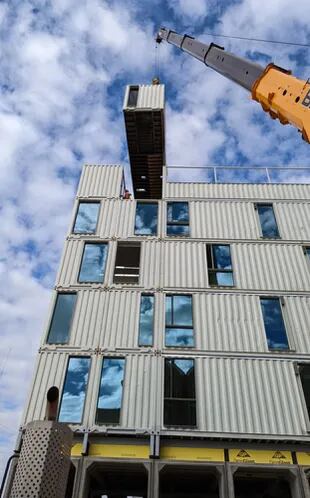 Así se fue montando el edificio con containers pintados para soportar las altas temperaturas del lugar