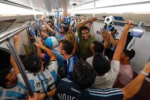 Los hinchas de Argentina llegan al estadio en un metro con diseño de origen neerlandés