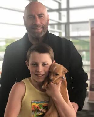 John Travolta y su hijo Benjamín con Mac N Cheese, el perro que adoptaron durante la noche de los Oscar 2022 (Crédito: Instagram/@johntravolta)
