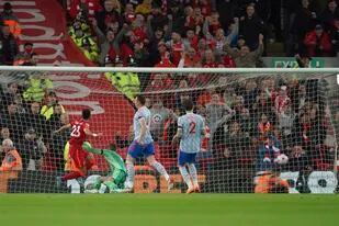 Luis Díaz (23) anota el primer gol de Liverpool en la goleada 4-0 de Liverpool ante Manchester United en Liverpool el 19 de abril del 2022. (AP Photo/Jon Super)