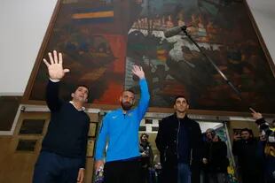 El excapitán de Roma saluda en el hall de entrada de Branden 805, delante de uno de los cuadros de Benito Quinquela Martín.