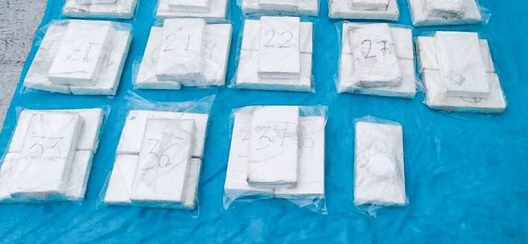 Arrojaron en paracaídas 132 kilos de cocaína en un campo de Pergamino