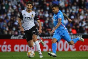 Carlos Soler, mediocampista ofensivo de Valencia, está cerca de cerrar su llegada a PSG