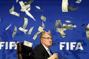 La foto del año: los dólares que le tiraron a Blatter en plena elección de FIFA