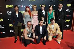 Parte del elenco de Ringo, gloria y muerte junto a Nicolás Pérez Veiga, director y showrunner de la serie