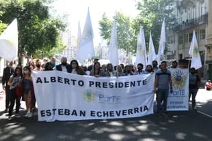 El albertista Claudio Ferreño, a la cabeza de un grupo de Esteban Echeverría que marchó ayer a la Plaza de Mayo.