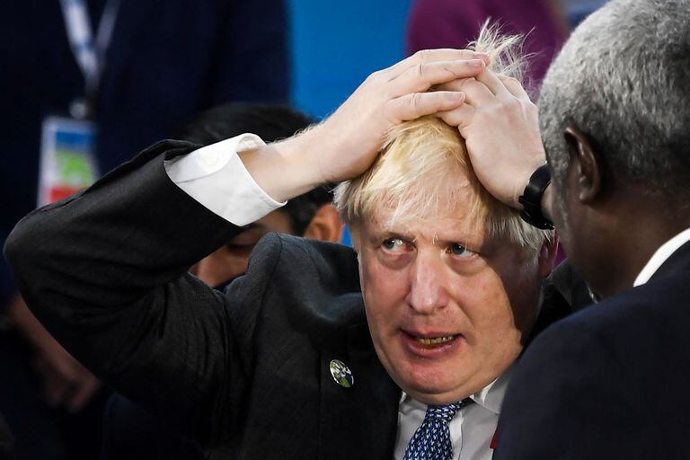 Una fiesta clandestina hace renunciar a una portavoz británica e incomoda a Boris Johnson