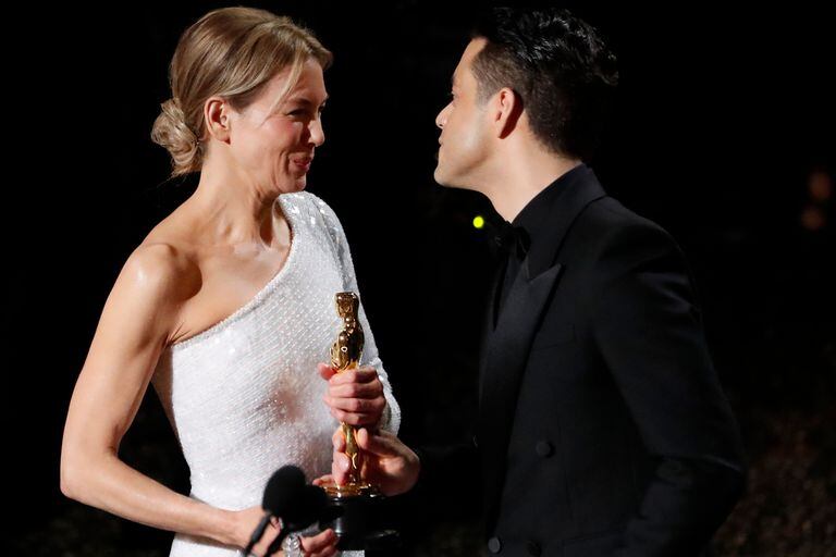 Renée Zellweger recibe el premio de manos de Rami Malek