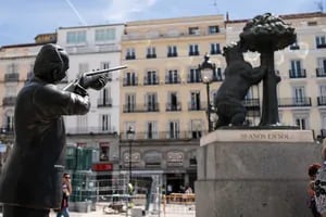 Instalan una figura del Rey Juan Carlos que apunta con un rifle a una famosa escultura