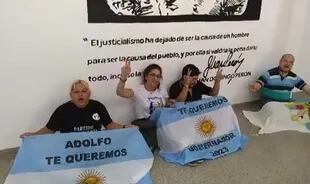 Militantes de Adolfo Rodríguez Saá protestaron en el PJ de San Luis pidiendo que lo dejen competir por la gobernación.