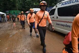 Los rescatistas trabajan contrareloj para sacar a los chicos que aún permanecen en la cueva en Tailandia