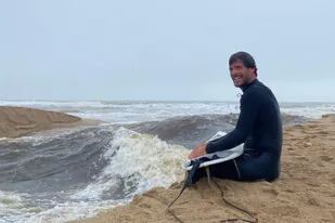El llamativo video de un surfista uruguayo que logró dominar una “ola estática”