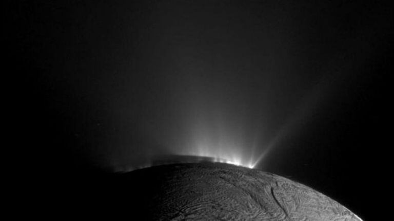 Una de las cámaras de Casssini obtuvo esta imagen en 2010 donde se ve una erupción de chorros de agua en el polo sur de Encélado.