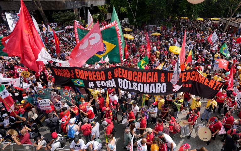 Brasil: Protestan por estrategia de Bolsonaro ante pandemia - LA NACION