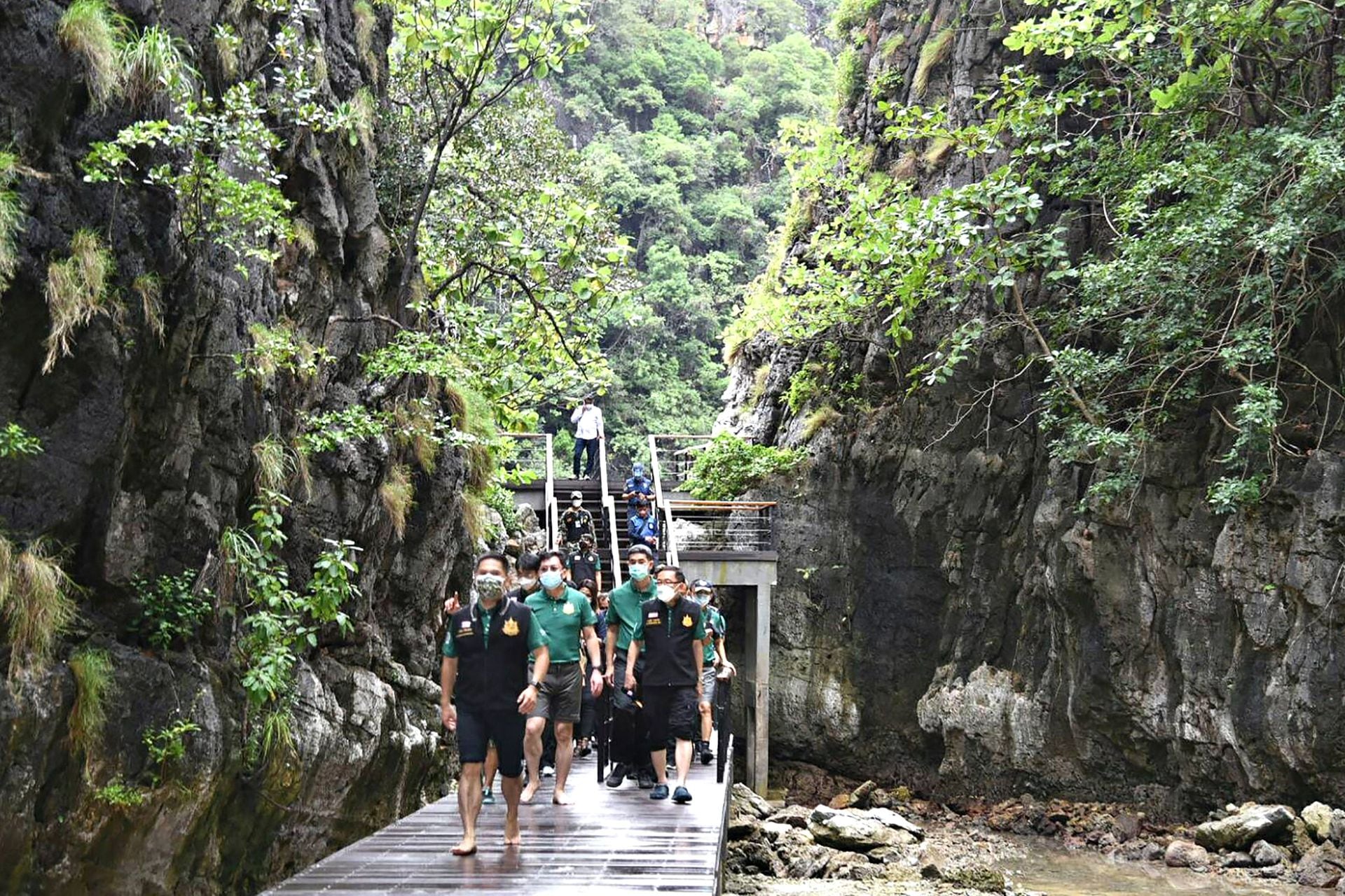 Los funcionarios del Departamento de Parques Nacionales, Vida Silvestre y Conservación de Plantas de Tailandia, visitan la Bahía Maya de Koh Phi Phi antes de su reapertura en enero de 2022, después de años de estar cerrada para permitir que el área se recupere del daño causado por el turismo masivo.
