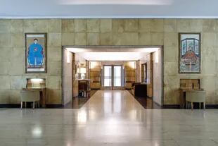 El hall de entrada lo hizo Casa Comte, con ebanistería de Monsegur, Farina & Madero, como detalla el arquitecto Marcelo Nougués, encargado de los temas referidos al diseño, la decoración y el arte del gran libro "Kavanagh Buenos Aires".