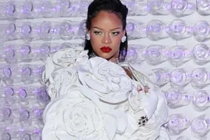 Rihanna llegó tarde a la MET Gala 2023 y sorprendió a todos cuando se sacó el abrigo