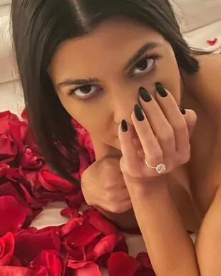 En octubre del 2021, Travis Barker y Kourtney Kardashian se comprometieron, él le entrego un anillo valuado en un millón de dólares.