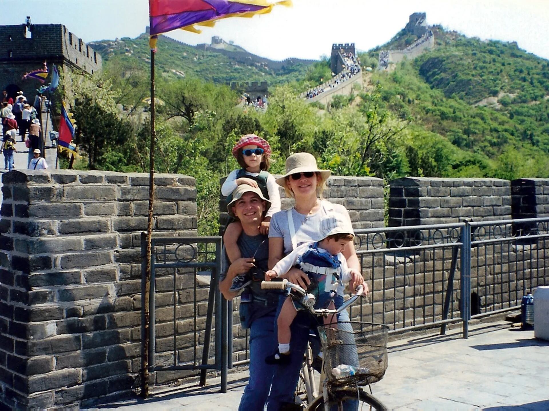 La muralla china en bicicleta, uno de los viajes memorables que realizaron en 1999 con sus dos primeras hijas