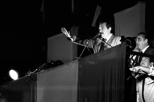 Raúl Alfonsín durante el cierre de campaña electoral en el Obelisco porteño, en octubre de 1983
