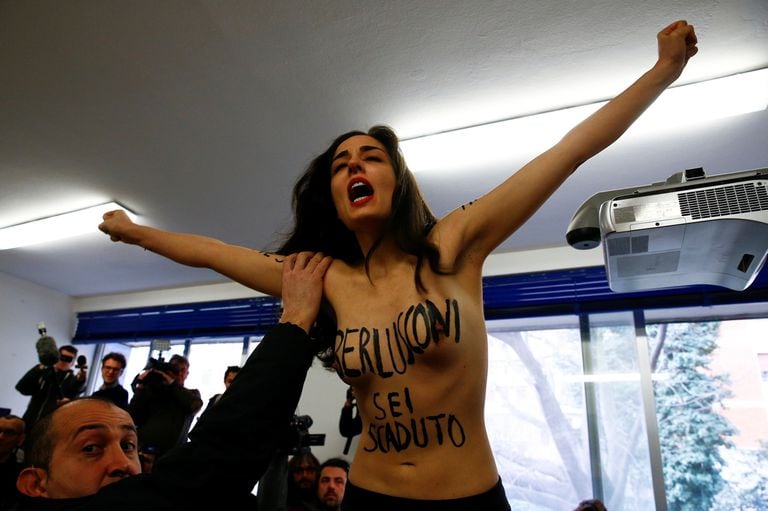 Elecciones en Italia: una mujer hizo topless e increpó a Berlusconi al votar