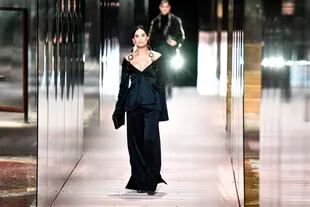 Demi Moore bajo la dirección de Kim Jones para la colección Primavera-Verano 2021 de Fendi en París