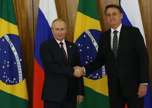 El presidente ruso Vladimir Putin saluda al presidente brasileño Jair Bolsonaro durante su reunión en Brasilia, Brasil, el 14 de noviembre de 2019. Los líderes de Rusia, China, Brasil, India y Sudáfrica se reunieron en Brasila para la Cumbre de Líderes BRICS.