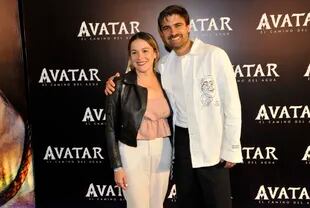 Sofía Pachano y el actor Santiago Ramundo posaron muy sonrientes ante los paparazzi presentes