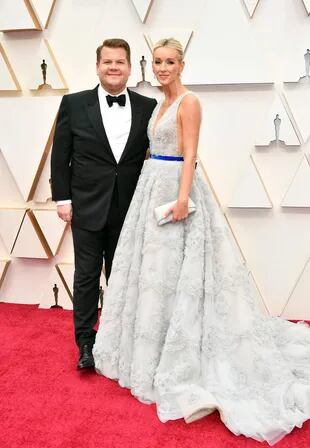 James Corden y Julia Carey en la alfombra de los Oscar