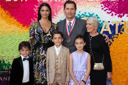 Matthew McConaughey junto a Camila Alves, sus hijos y su madre
