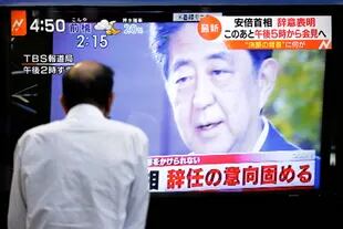 Abe dijo estar "profundamente triste" de dejar su puesto un año antes de la fecha prevista 
