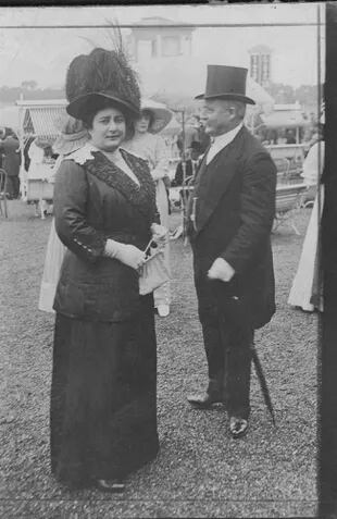 Carlos Thays y su mujer, Cora Venturino en el Hipódromo de Buenos Aires, en ocasión del Gran Premio Pellegrini, noviembre de 1911.