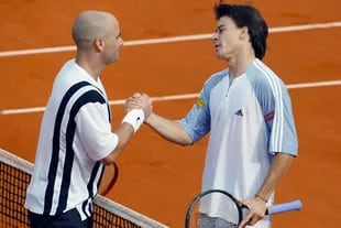 Una de las grandes victorias de su carrera: sobre Andre Agassi en el court central de Roland Garros, en 2003.