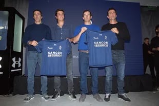 El dream team posa con la camiseta que defenderán. De izquierda a derecha: Juan Martín Nero, Poroto, Pelón Stirling y Adolfito.