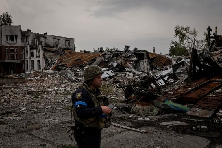 Während es sich an den ukrainischen Fronten zurückzieht, zeigt Russland Anzeichen dafür, dass es seine Streitkräfte auflöst