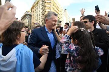 Mauricio Macri es saludado por el público al arribar al acto en el Obelisco