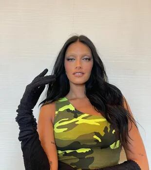 Sopracciglia platino, divisa militare e guanti neri, il discutibile outfit di Oriana Sabatini (Foto: @orianasabatini Instagram)