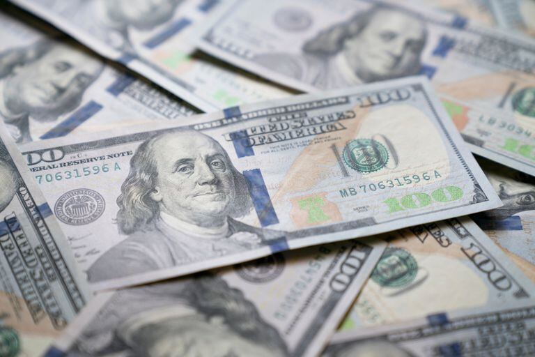 LatinFocus pronostica que el dólar seguirá presionado el año próximo debido a la emisión monetaria