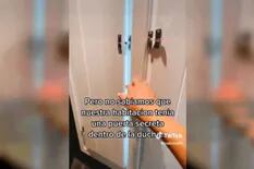 Alquiló una habitación en un hotel y descubrió una puerta oculta en la ducha