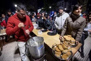 Caminos Solidarios recorre una vez por semana diferentes puntos de la Ciudad, brindando un plato de comida caliente a personas en situación de calle o vulnerabilidad socioeconómica