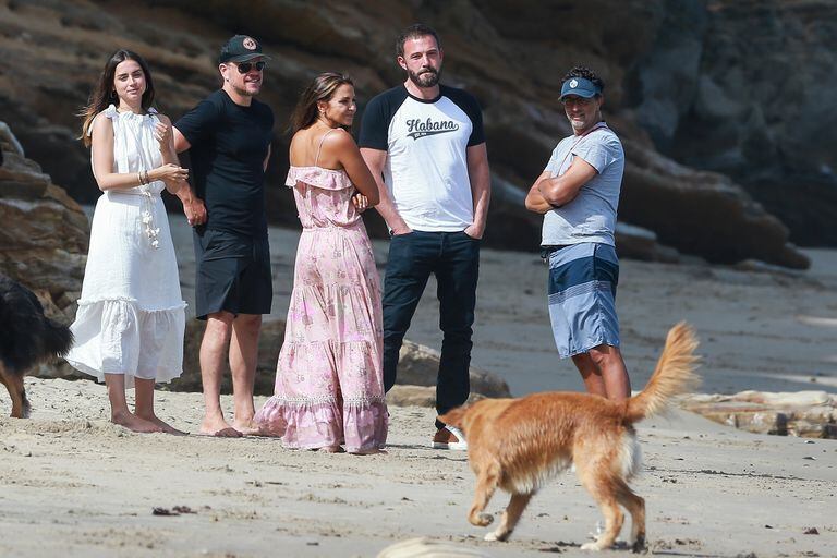 Ben Affleck y su novia, Ana de Armas, junto a Matt Damon y su esposa, Luciana Barroso, disfrutando del mar