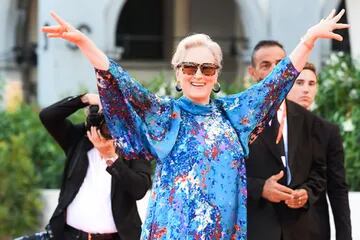 ¡A volar! Meryl Streep se divirtió posando para los pararazzi al llegar al screening del film The Laundromat, en Venecia