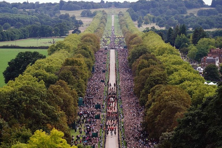 La procesión ceremonial del féretro de la reina Isabel II recorre el Long Walk mientras llega al castillo de Windsor para el servicio de entierro en la capilla de San Jorge, el 19 de septiembre de 2022.